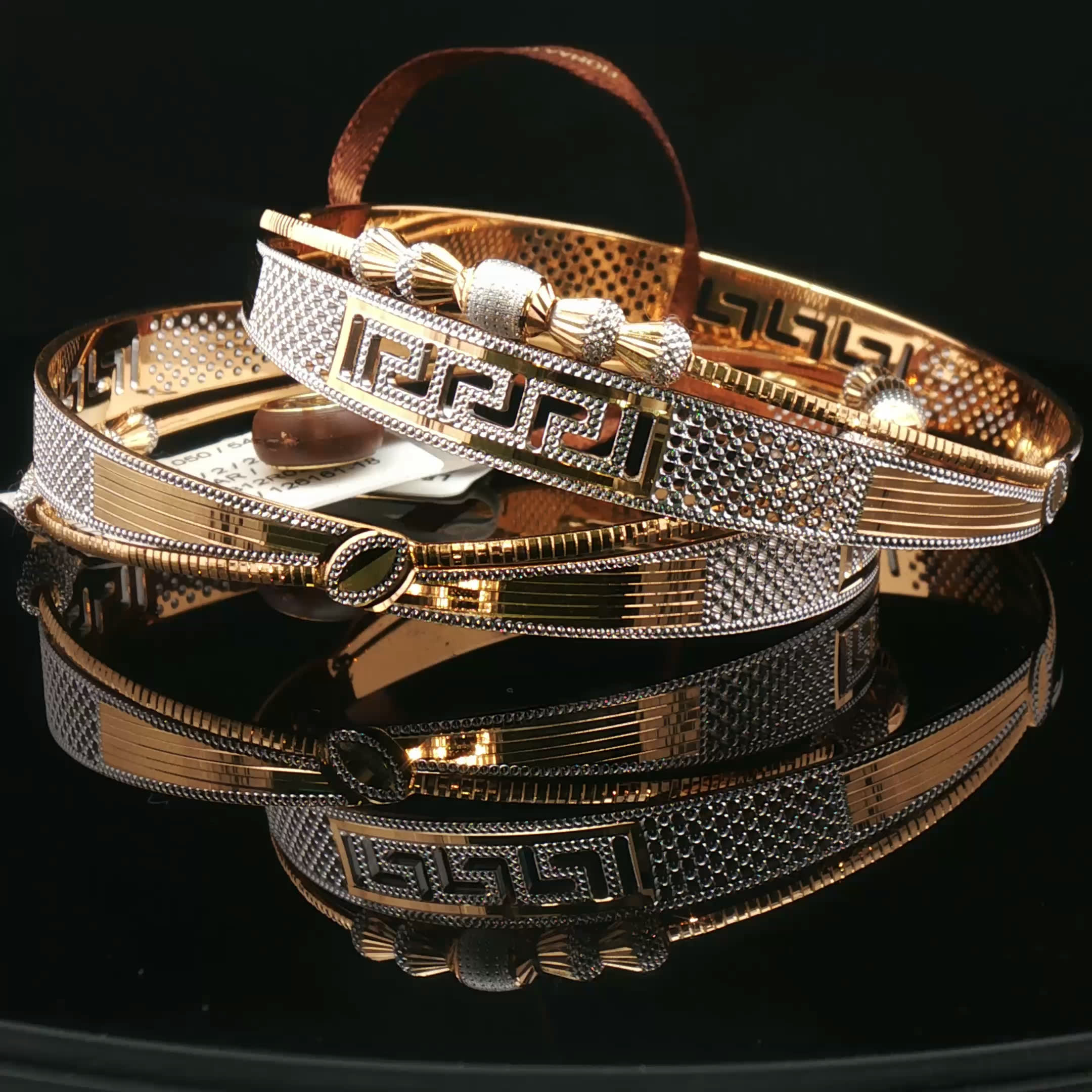 Yellow Gold Bangle Set with Brilliant-Cut Diamonds